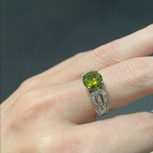 🖤5/$25 Elegant Silver and Green Gemstone Ring
